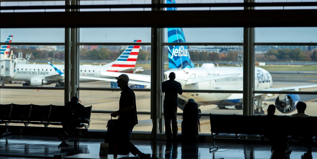 El cierre del Gobierno paraliza aeropuertos y obliga a cancelar más de 1.200 vuelos