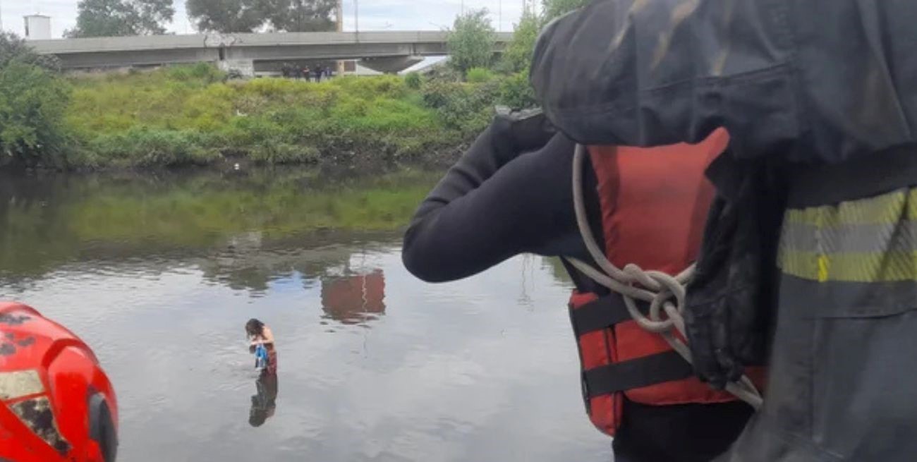 Villa Lugano: una mujer cayó a las aguas del Riachuelo y fue rescatada por los bomberos