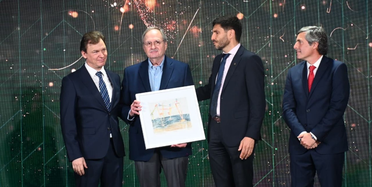 Homenaje a la trayectoria: Gustavo Víttori recibió el  Brigadier Honorífico 2025