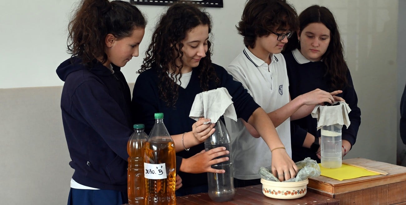 De aceite a jabón: una alianza entre estudiantes y recicladores transforma residuos en oportunidades en Santa Fe