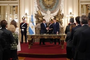 El presidente Javier Milei le tomó juramento a Diego Santilli en Casa Rosada. Foto: Presidencia.