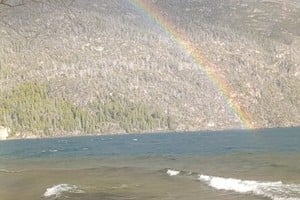 "Deseo beber la luz,/ que atraviesa las fronteras,/ sonreír inmensidad,/ besar todas las distancias (…)"