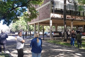 Funcionarios del Ministerio de Ambiente y de Producción analizaron la situación del río Paraná.