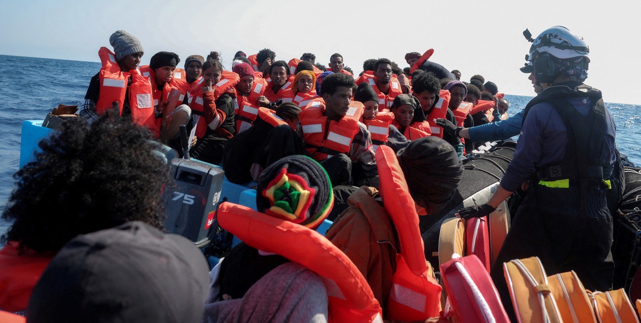 Desaparecen 42 personas tras naufragio de un barco de migrantes en el Mediterráneo