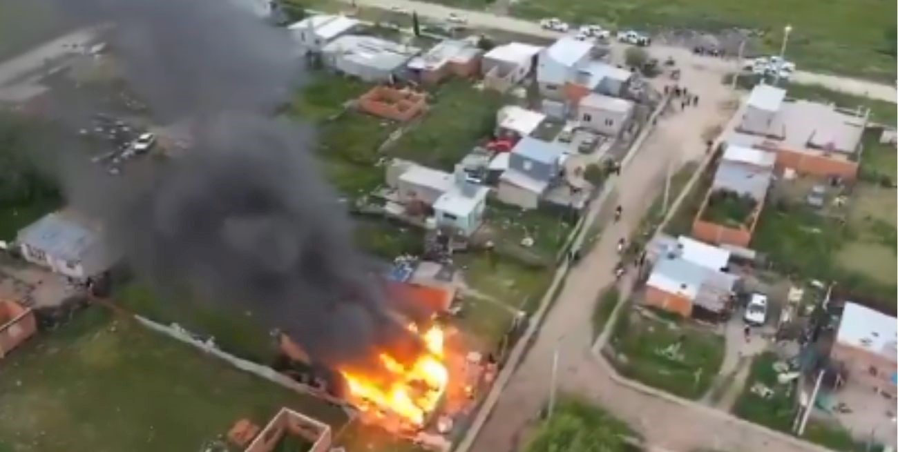 Incendiaron la casa de un alumno acusado de abuso y los docentes hicieron paro por seguridad