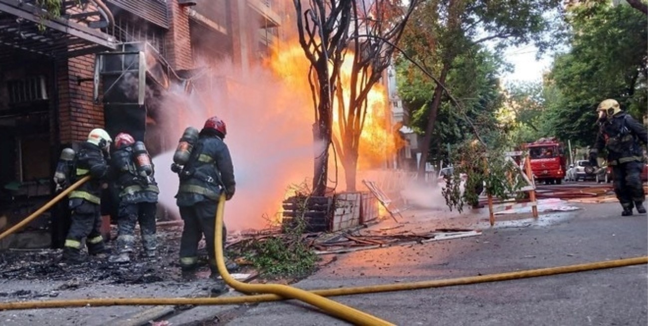 Escape de gas y fuego en Caballito: llamas de hasta 12 metros y un herido grave