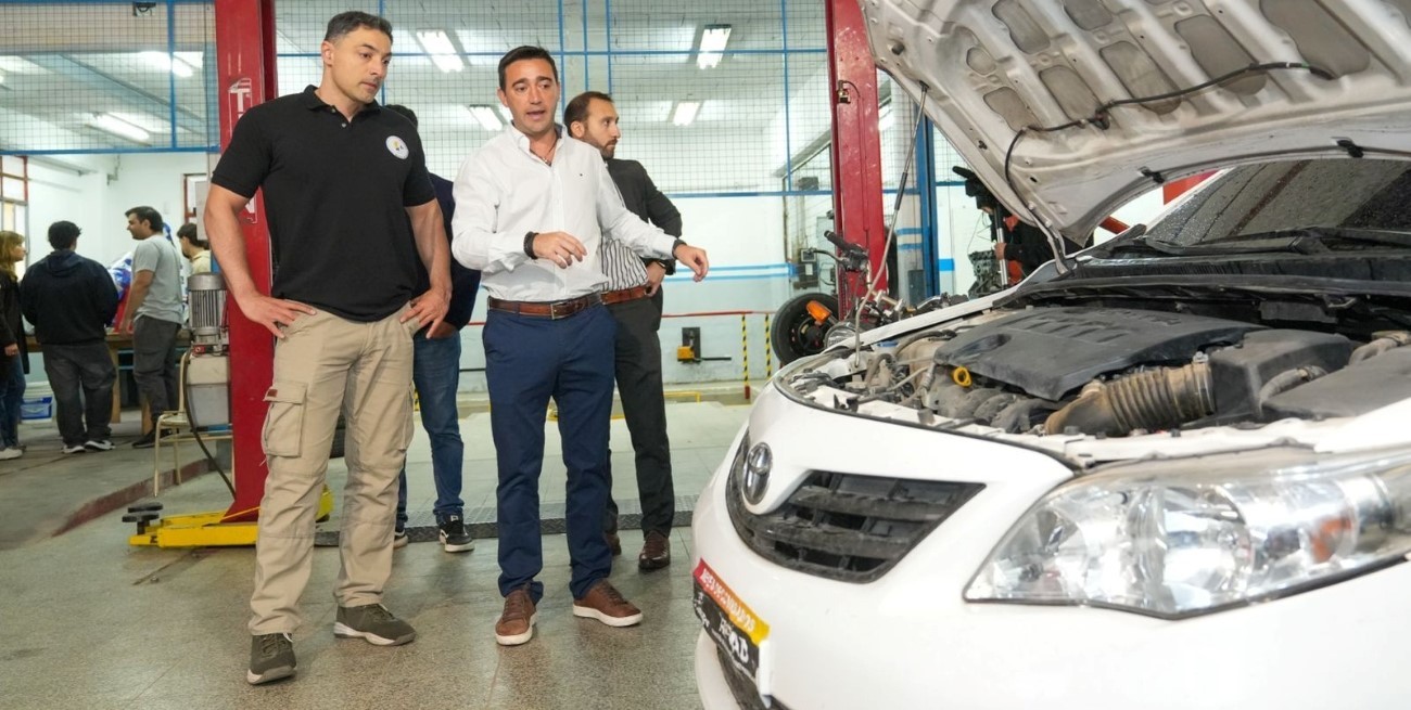 Donaron vehículos decomisados a la Escuela Técnica Manuel Belgrano para prácticas educativas