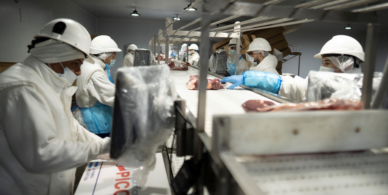 La provincia vende más al exterior pero entran menos dólares por el efecto de los precios a la baja