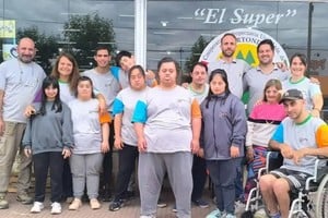 Los chicos del CERE de Elortondo junto al personal del supermercado. Foto: Javier Galimberti