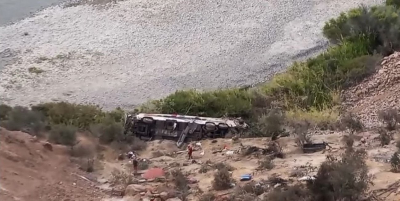 37 muertos tras la caída de un colectivo por un barranco en Perú