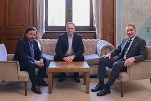 Santilli recibió este jueves en Casa Rosada al gobernador salteño Gustavo Sáenz, acompañado por el jefe de Gabinete, Manuel Adorni.