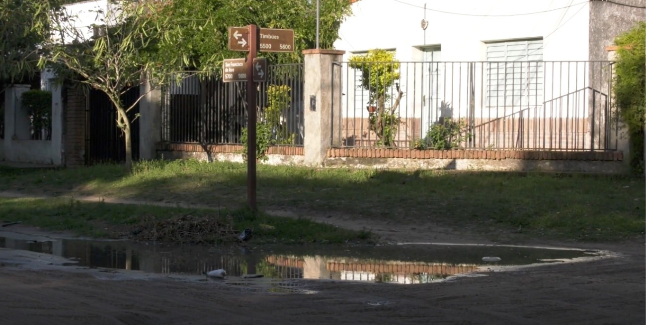 Falta de mantenimiento: persisten calles con agua y basura acumulada en Colastiné Norte
