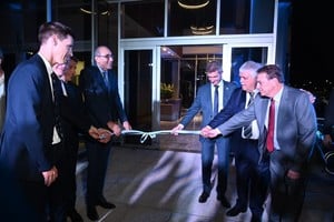 Corte de cintas para la inauguración del nuevo laboratorio de la Bolsa de Comercio de Rosario. Foto: Gentileza