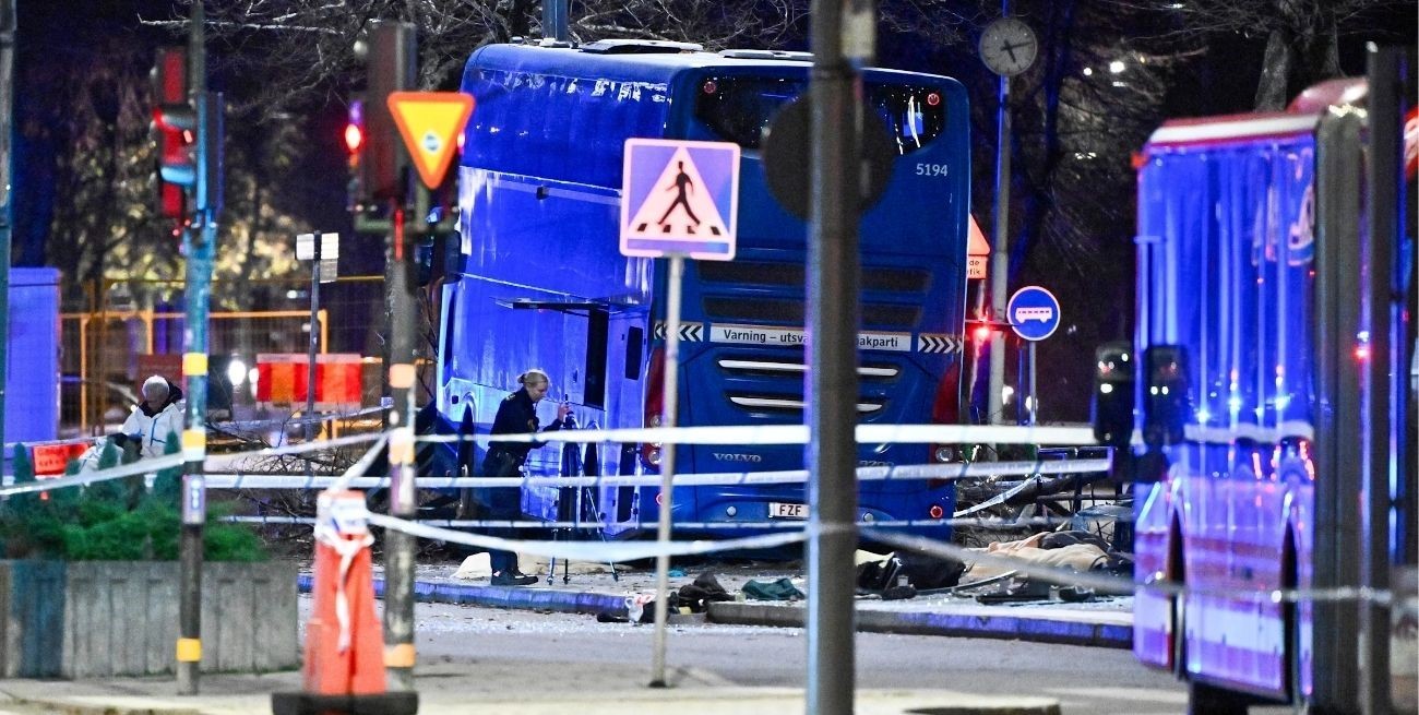 Varios muertos y heridos tras el choque de un autobús contra una parada en Suecia