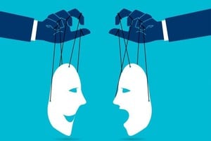 Espejo deformante. Si un dirigente propio comete un acto cuestionable se lo justifica, como parte del juego político, pero si lo realiza el adversario, o el enemigo, se lo condena.