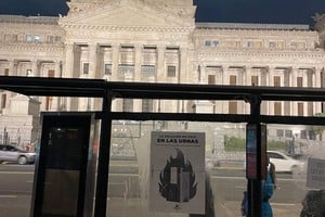 Ciudad de Buenos Aires. Mensaje político pegado en una parada de colectivos frente al Congreso de la Nación.