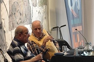 Morán (micrófono en mano) y Catania durante el homenaje a este último en el FILSF recientemente realizado.