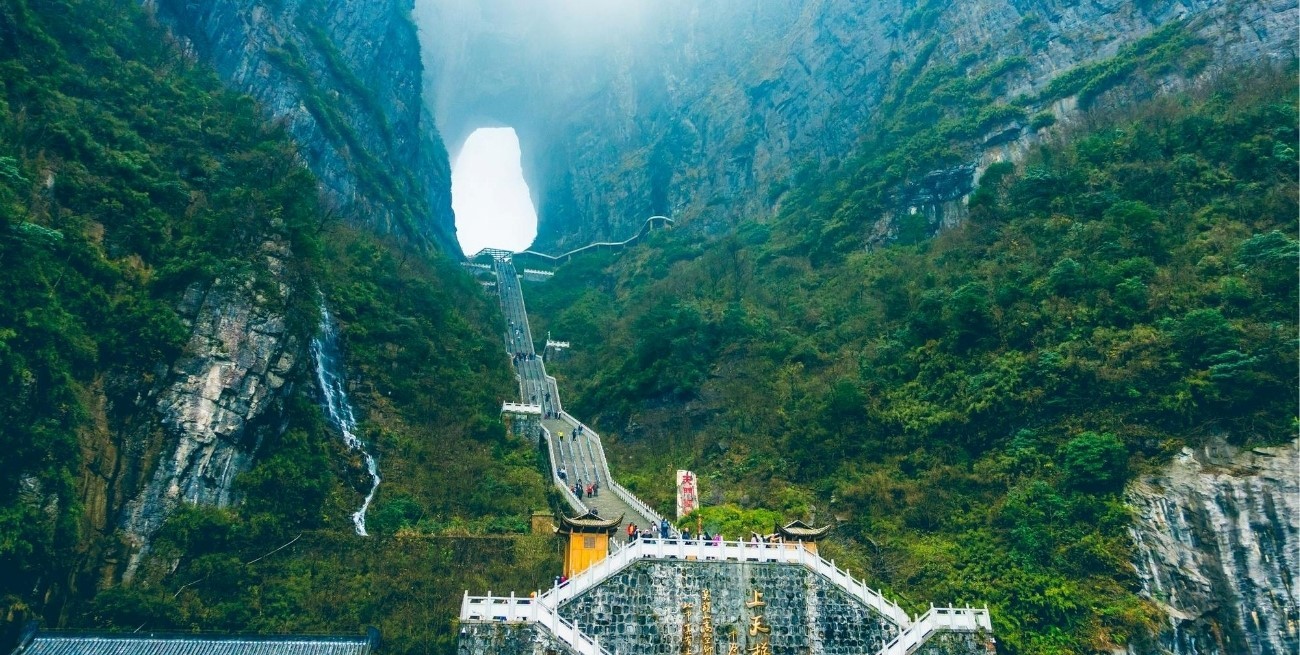 Accidente viral: un vehículo falló en la “Escalera al Cielo” y provocó destrozos en un monumento chino