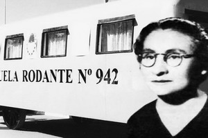 Ángela Peralta Pino y la Escuela Rodante N° 942, inicialmente llamada "José Antonio Álvarez de Arenales" , que en la actualidad lleva su nombre.