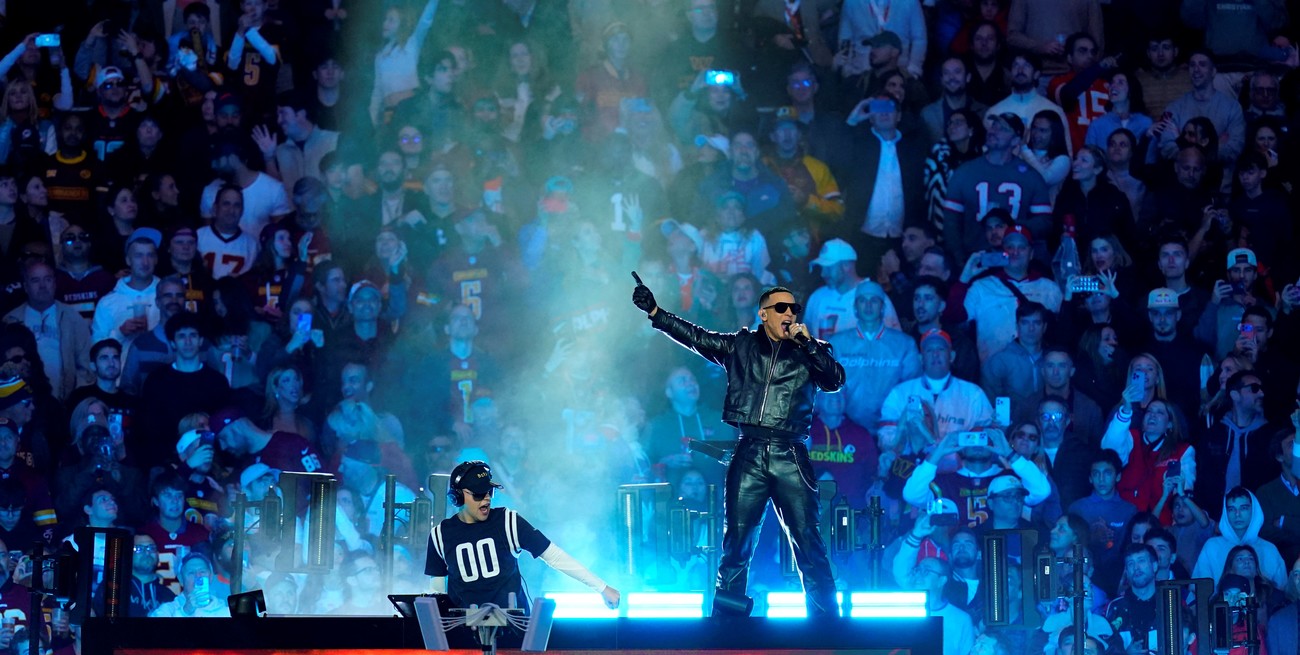 Bizarrap y Daddy Yankee encendieron el Santiago Bernabéu en el halftime show de la NFL