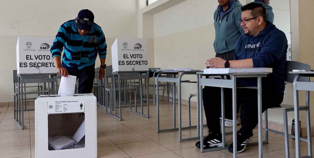 Ecuador vota en referéndum si modifica la constitución y si acepta tropas extranjeras
