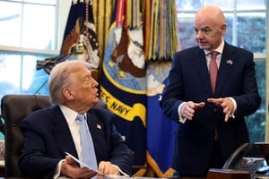 El presidente de Estados Unidos, Donald Trump, se sienta junto al presidente de la FIFA, Gianni Infantino, durante una reunión en el Despacho Oval de la Casa Blanca en Washington D.C. Foto: REUTERS / Evelyn Hockstein.