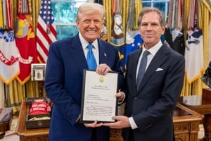 El embajador argentino en Washington, Alec Oxenford, junto al presidente de los Estados Unidos, Donald Trump.