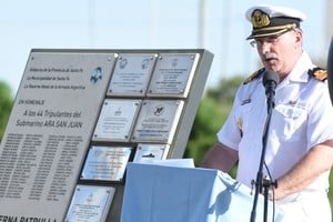 Ceremonia en el puerto de Santa Fe por los 44 triupulantes del ARA San Juan. Crédito: Flavio Raina.