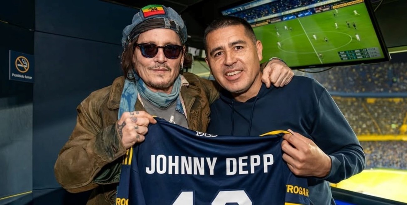 Johnny Depp, la 10 de Boca y el abrazo con Riquelme: la visita que enloqueció la Bombonera