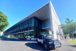 Dylan, de 21 años, fue trasladado en ambulancia hasta el hospital de emergencias Clemente Álvarez.