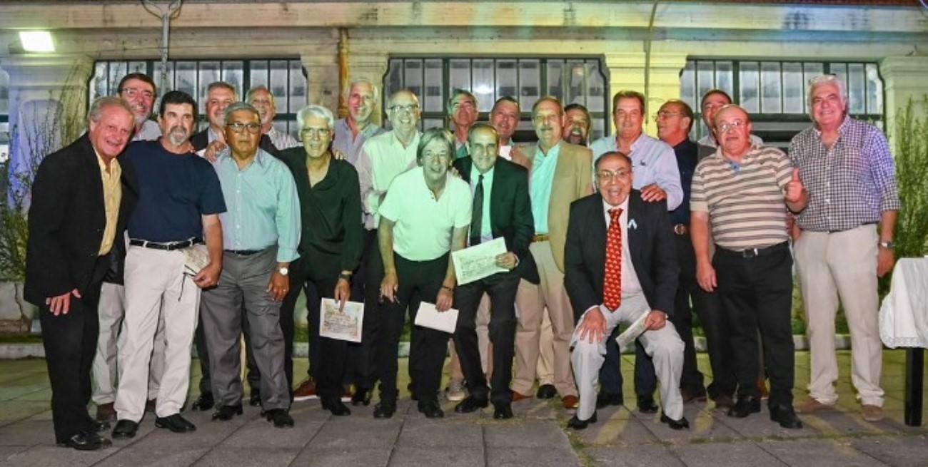 Reencuentro emotivo de la promoción 1975 del Colegio Nacional Simón de Iriondo