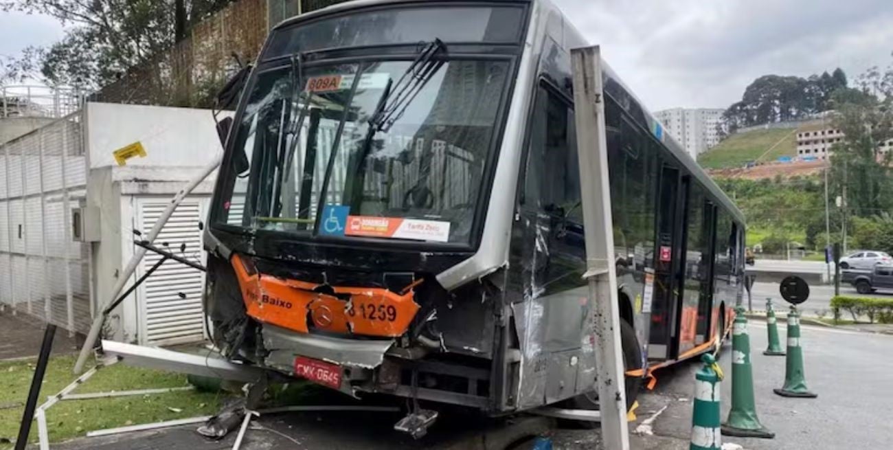 Video: un colectivo fuera de control chocó 16 vehículos y dejó al menos 13 heridos en Brasil