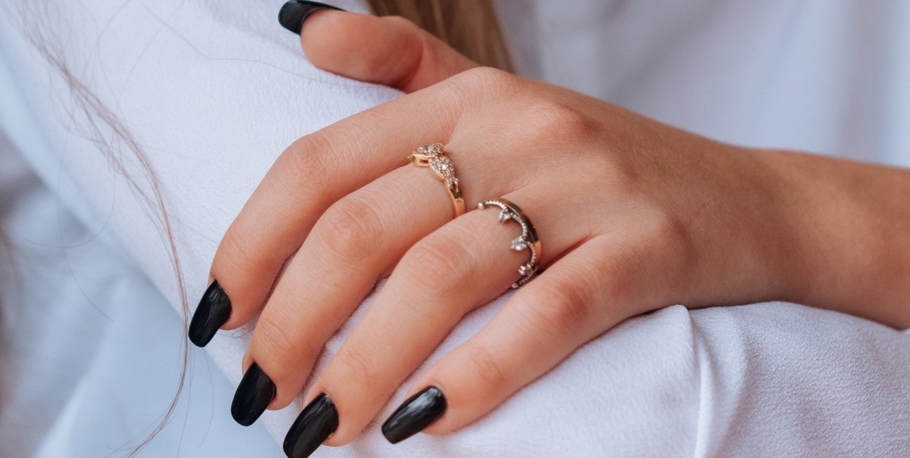 Tendencias de nail art oscuro que funcionan todo el año