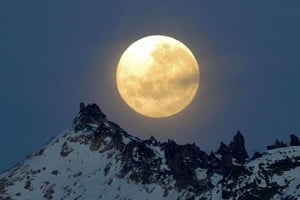 "¿Quién podría dudar de la fascinación que provocan las noches de luna llena? (...)"