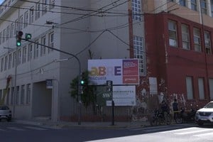 Avances en la fachada del Comercial.