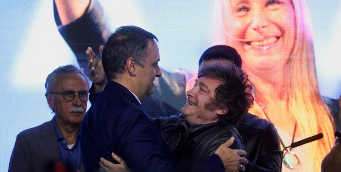 Adorni reconoció como "error" el viaje de su mujer en el avión presidencial