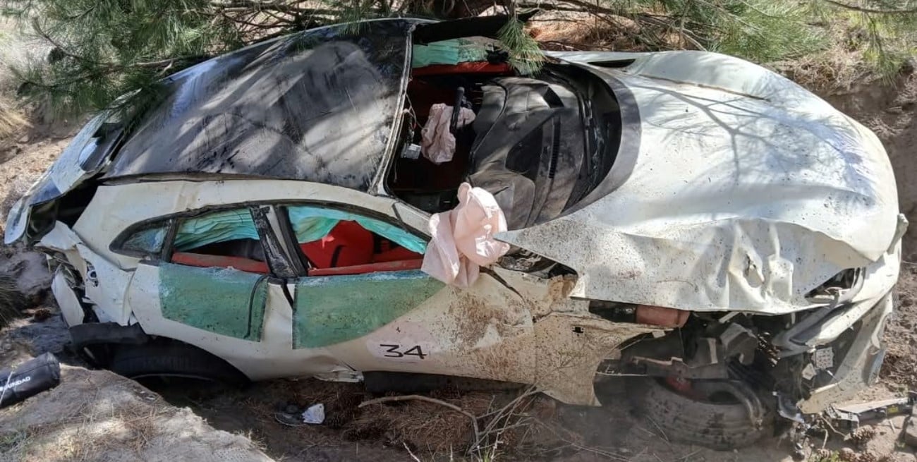 Un Ferrari volcó a 200 km/h en la Ruta de los Siete Lagos en Neuquén