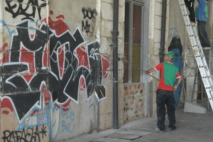 A pintar. Los municipales rasqueteaban las paredes para iniciar las tareas de pintura en la zona de los andenes.

Guillermo Di Salvatore.