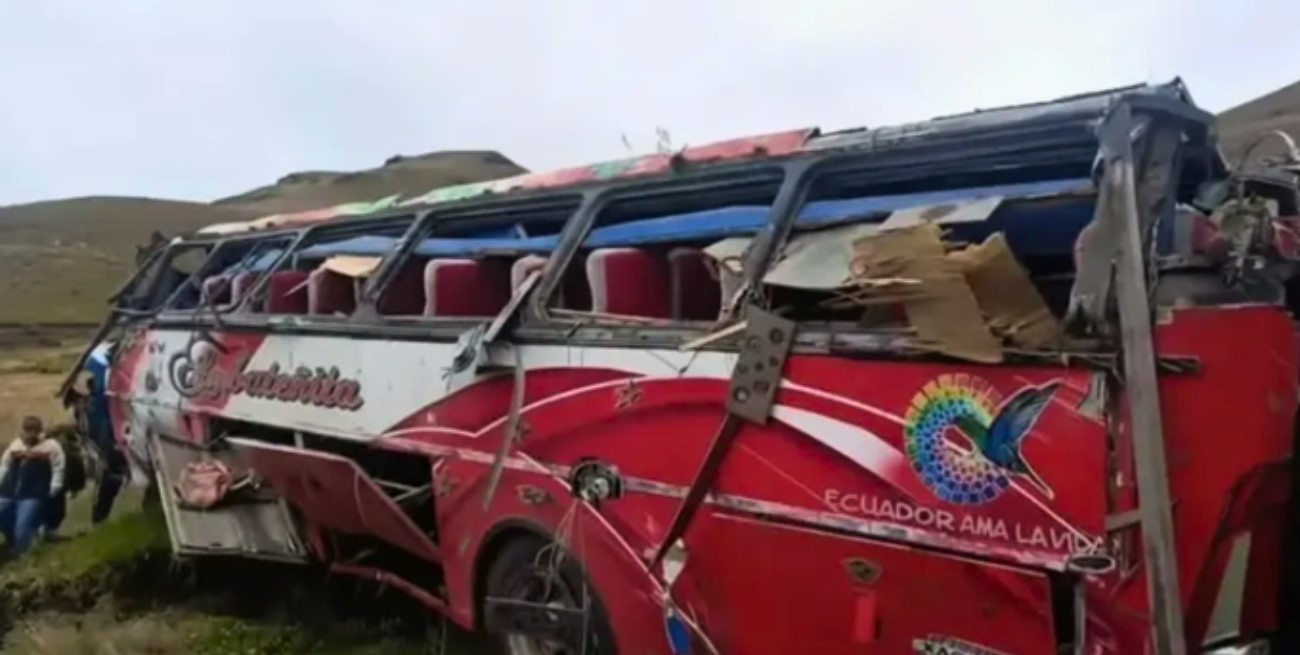 Impresionante accidente en Ecuador: un micro cayó por una montaña dejando trece muertos
