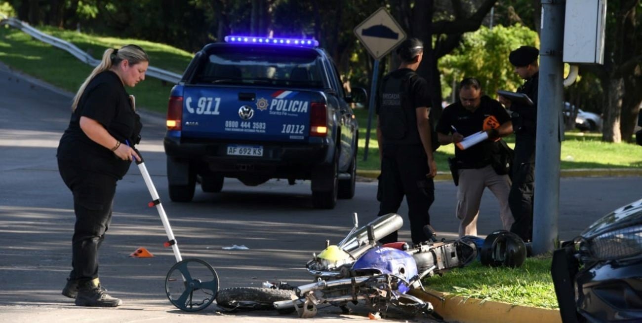 Un camionero chocó con una moto y se fue