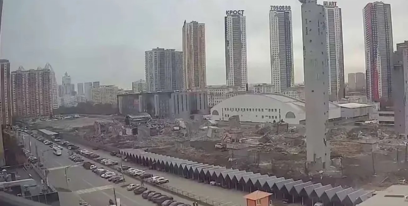 El colapso de una antigua estación de esquí deja dos heridos y más de 120 autos dañados en Rusia