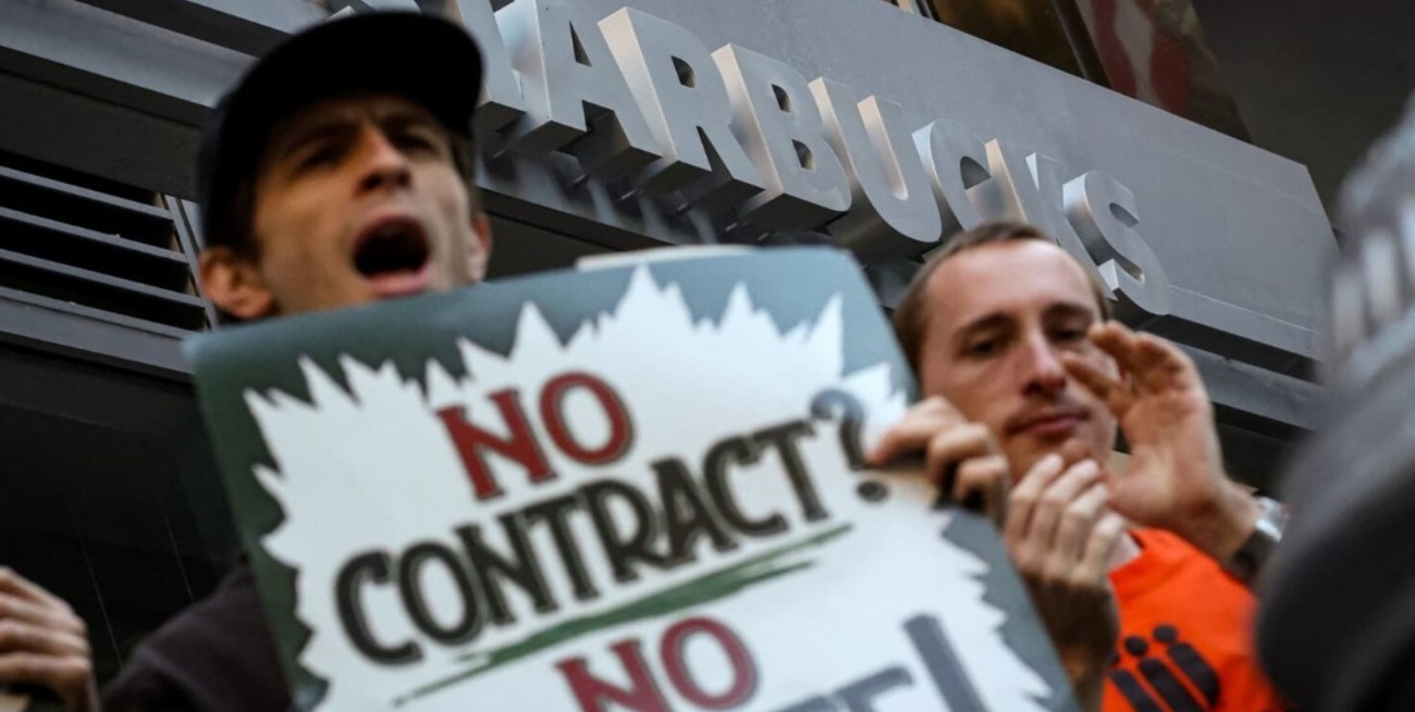 Una huelga de baristas de Starbucks mantiene paralizados locales en más de 40 ciudades