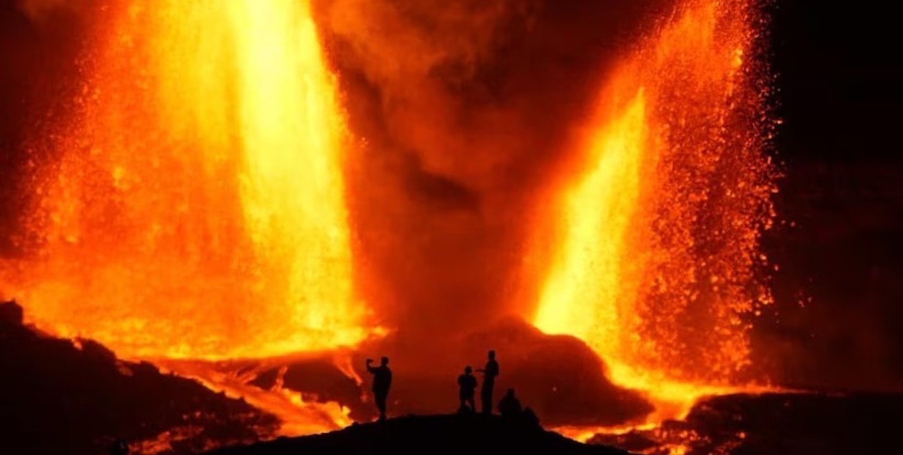 Video: el volcán Kilaeua continúa en erupción y la columna de lava superó los 450 metros