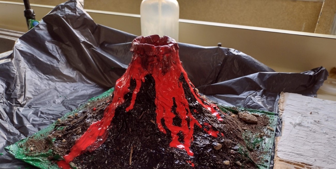 Una nena de 10 años sufrió quemaduras tras la explosión de la maqueta de un volcán en escuela de San Juan