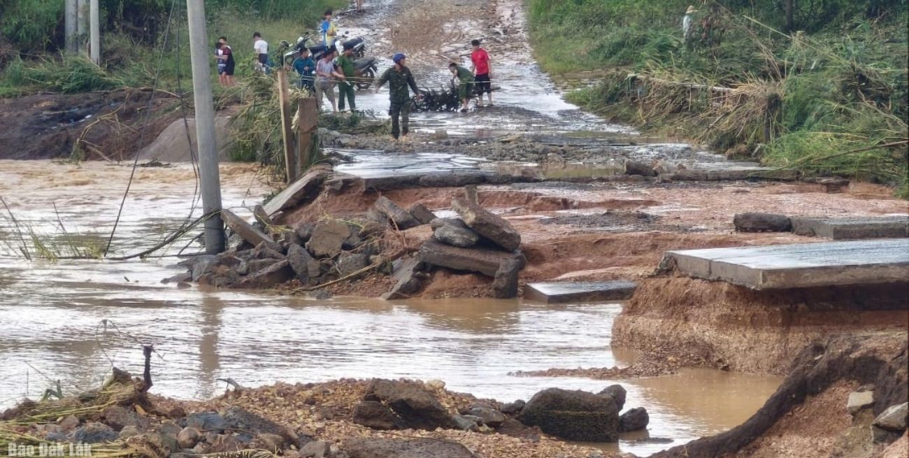 Video: una inundación en Vietnam arrasó un puente entero en segundos