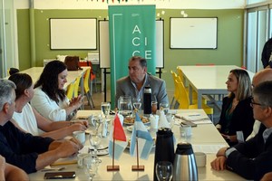 La reunión se llevó a cabo en la Mediateca. José Almeida