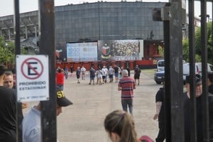 Los socios de Colón llegan a la sede del club