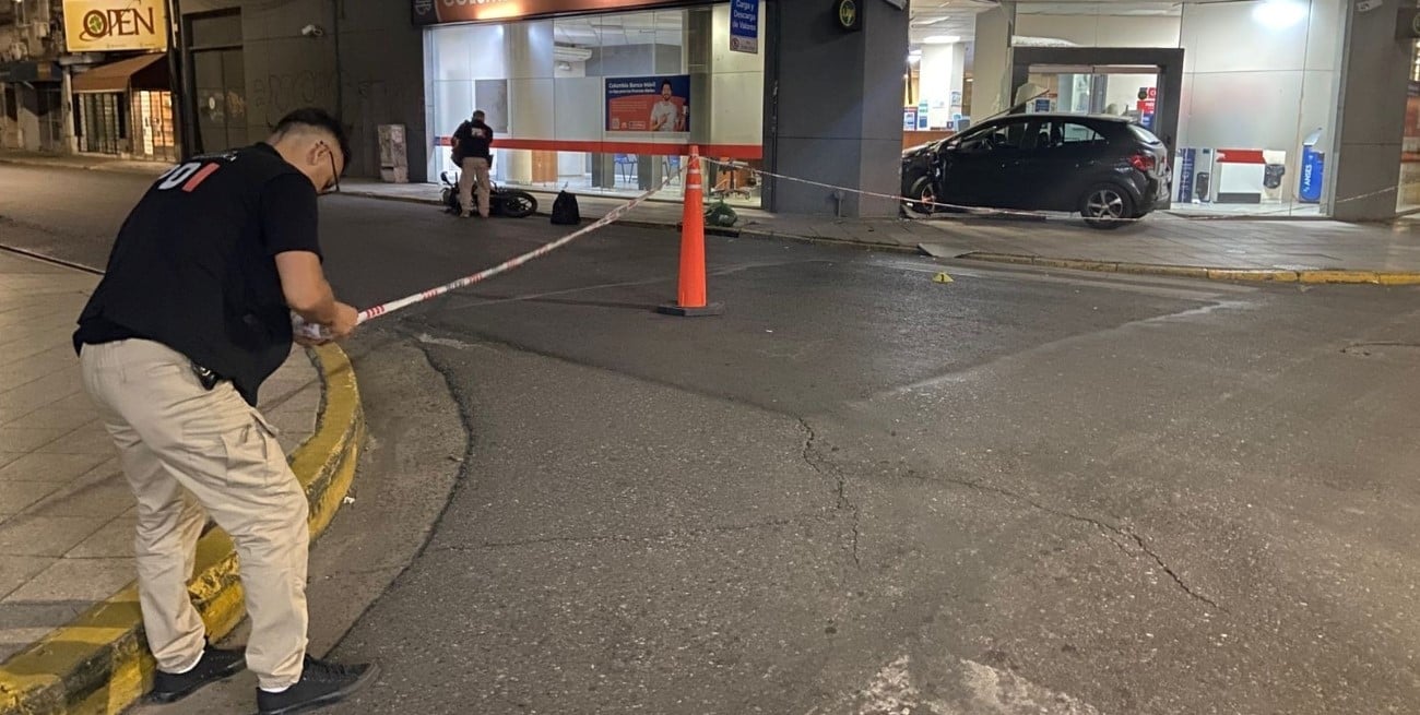Santa Fe: un auto se estrelló contra el frente de un banco, tras colisionar con una moto