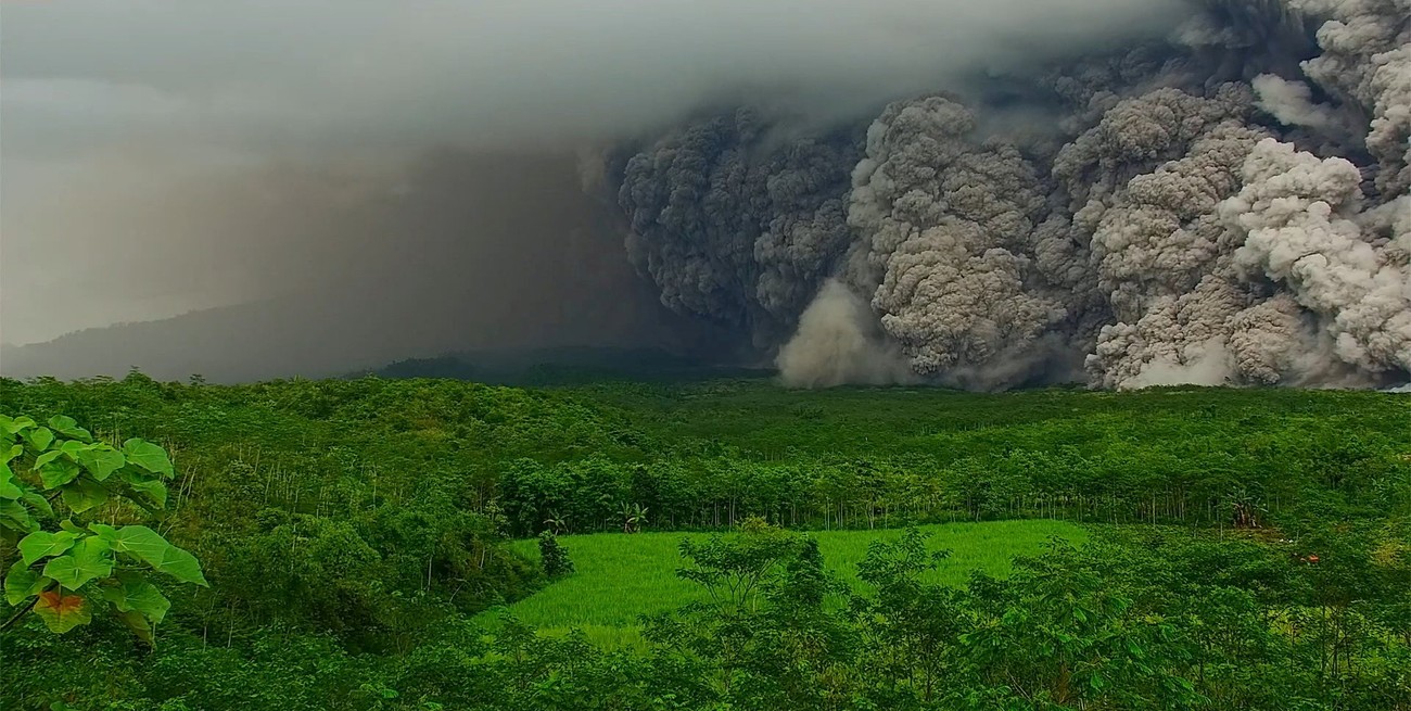 Indonesia eleva al máximo la alerta por la erupción del volcán Semeru en la isla de Java