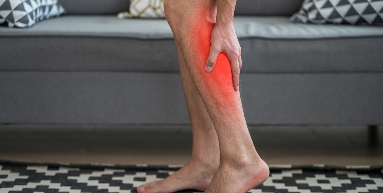 Cómo aliviar y prevenir los calambres musculares en las piernas